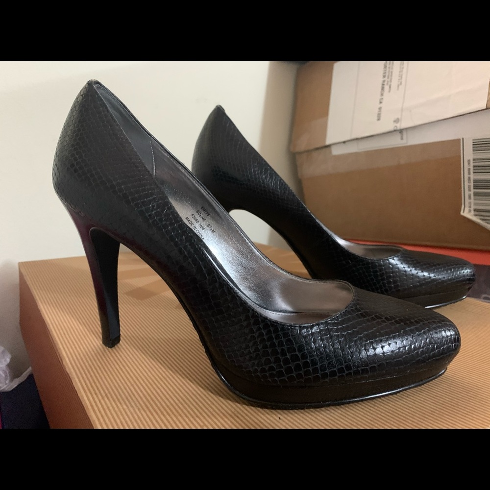 New blk Calvin Klein Snake Print Pumps